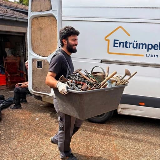 Team lädt Gegenstände in den Transporter